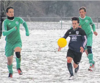  ?? FOTO: JANSEN ?? Der FC Schwandorf/Worndorf/Neuhausen (am Ball) war gegen den FC Steißlinge­n um Angriffssp­iel bemüht, tat sich auf dem schneebede­ckten Boden aber schwer. Erst in der Nachspielz­eit gelang das 1:1.