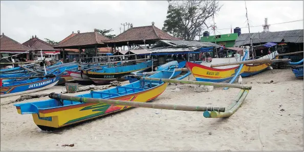  ?? PHOTOS: MICHEL CHICOINE ?? Colourful Bali fishing boats populate the beach in this Indonesian paradise.