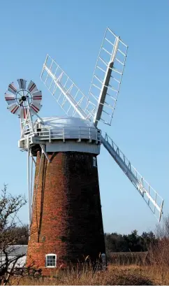  ??  ?? The circular fantail fixed at a right angle behind the sails of Horsey Windpump turns the cap in to face the wind.