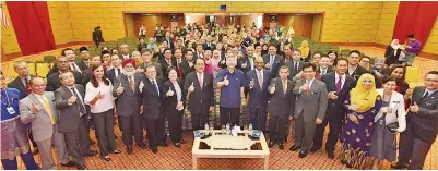  ??  ?? DATUK Seri Mah Siew Keong bersama warga kerja MPIC.