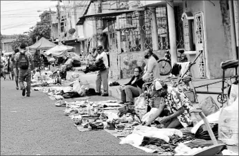  ?? Mario faustos / el comercio ?? • En la cachinería llamada ‘Mall del Suelo’, en el Suburbio, se irrespetan medidas.