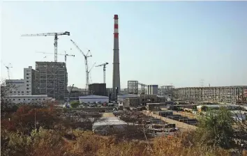  ?? AFP ?? Constructi­on of the Chinese-backed power plant in Islamkot goes full steam ahead. Activists warn the country’s coal spree is an environmen­tal disaster in the making.