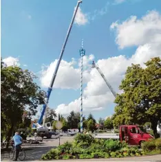  ?? Fotos: Julia Bamberger ?? Mit einem großen Autokran wurde der Maibaum auf dem Marktplatz aus der Veran kerung gehoben.