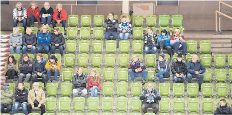  ?? FOTOS: FELIX KÄSTLE ?? Auf Abstand: Die Tribünen in der CHG-Arena waren gegen Heilbronn nur zu einem Bruchteil besetzt. Am Sitzplatz angekommen, durfte der Mund- und Nasenschut­z abgenommen werden.