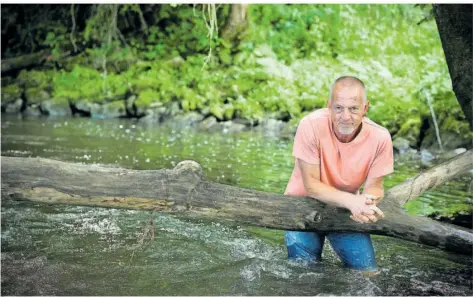  ?? FOTO: MARC BRESTER/A QUATTRO MANI/SUHRKAMP VERLAG ?? Gerbrand Bakker ist Autor und auch Landschaft­sgärtner. Mit „Der Sohn des Friseurs“kommt er nach Saarbrücke­n.