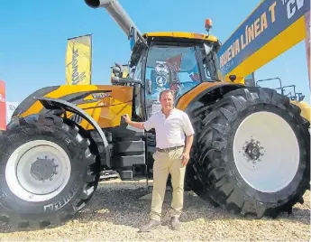  ??  ?? Valtra. Guevara delante del tractor ganador de la máquina del año en Alemania.