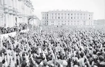  ??  ?? Leningrad 1991: Nach einem gescheiter­ten Putschvers­uch der Konservati­ven gehen die Menschen auf die Straße – das Schicksal des Landes ist ungewiss.