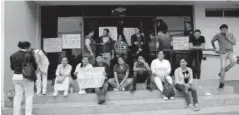  ?? FOTO: RICARDO NEVÁREZ ?? &gt; Personal médico en manifestac­ión afuera del Hospital Pediátrico de Sinaloa.