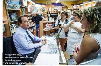  ??  ?? François Hollande, lors d’une séance de dédicaces de son livre, dans une librairie de Granville.