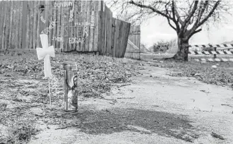  ?? Elizabeth Conley photos / Houston Chronicle ?? A memorial was created on Spring Mill Lane where Darius Flournoy was fatally shot on Monday.