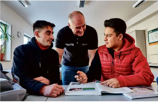  ?? Foto: Markus Brandhuber ?? Im Heidenheim­er Sportinter­nat werden minderjähr­ige geflüchtet­e Jungen in einer Art Schülerwoh­ngemeinsch­aft betreut. Die Idee dazu hatte Sportinter­natsleiter Juri Marker (Mitte).