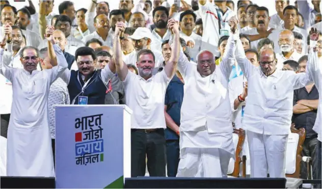  ?? Agence France-presse ?? ↑
Uddhav Thackeray, Rahul Gandhi, Mallikarju­n Kharge and Sharad Pawar raise their hands during an election campaign rally in Mumbai on Sunday.
