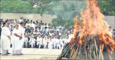  ?? ARVIND YADAV/HT ?? ▪ Namita Kaul Bhattachar­ya, daughter of the late Atal Bihari Vajpayee, and her daughter Niharika, family members and political leaders at the cremation of the former Prime Minister at Rashtriya Smriti Sthal in New Delhi on Friday.