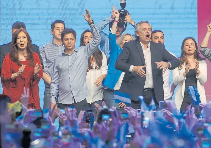  ?? REUTERS ?? Regreso. Cristina Kirchner, Axel Kicillof y Alberto Fernández festejan anoche el triunfo del Frente de Todos en la Nación y Provincia, en el búnker del barrio Chacarita.
