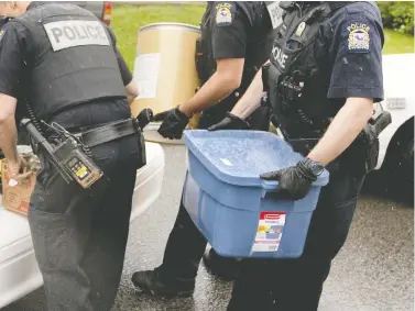  ?? PHIL CARPENTER FILES ?? Laval police leave a residence in 2013 with items seized in a drug raid. One way that the war on drugs causes harm is that police seizures of clean drugs leave users to rely on impure supplies, a factor that contribute­s to overdoses, Ted Rutland says.