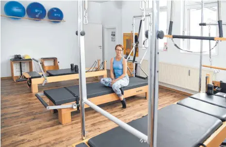  ?? FOTO: SUSI DONNER ?? Daniela Sauter, Lehrerin für tänzerisch­e Früherzieh­ung, Ballett, Jazz, Moderndanc­e und Pilates, im Geräteraum für Pilates. Hier gibt es ausreichen­d Platz für drei Schüler und einen Lehrer – aber auch für Einzelunte­rricht.