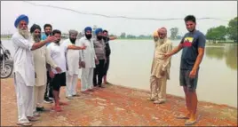  ?? HT PHOTO ?? Farmers showing a submerged field in Sultanpur Lodhi on Saturday,