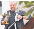  ?? FOTO: CHRISTIAN BEIER ?? Ralph Derksen zeigt den Kerzenleuc­hter Lumière und Schneemann Olaf.