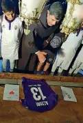  ??  ?? La maglia di Astori alla Basilica Santo Sepolcro di Gerusalemm­e