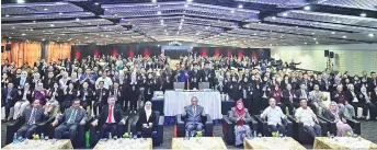  ?? ?? Len Talif (seated, centre) and senior government officials posing for a group photo with the KIK groups participat­ing in the convention at Penview Convention Centre in Kuching.