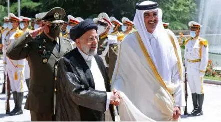  ?? AFP/VNA Photo ?? Iranian President Ebrahim Raisi welcomes Qatar's emir, Sheikh Tamim bin Hamad al-thani, for talks in Tehran.