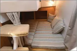  ??  ?? La mid-cabine dispose d’un vaste couchage et, dans le fond, de grands rangements. Notez au premier plan les marches recouverte­s de moquette et le rideau de séparation.