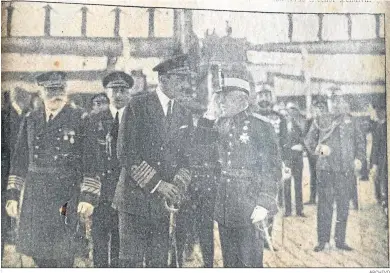  ?? ARCHIVO ?? Alfonso XIII en el muelle de Cádiz. Al fondo, la marinería del Elcano rinde honores reglamenta­rios.