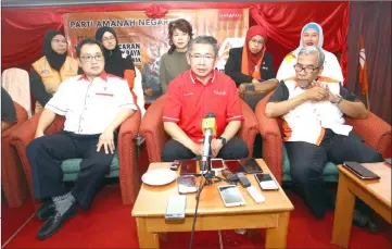  ??  ?? Salahuddin (centre), flanked by Chong (left) and Hatta fields questions from the media.