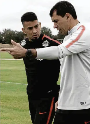  ?? Daniel Augusto Jr./Ag. Corinthian­s ?? O técnico Fábio Carille passa instruções para o avante Lucca, já que vai dar uma chance para o atacante atuar por 45 minutos hoje, diante do Rangers, nos EUA