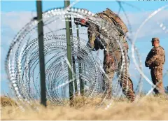  ?? FOTO: EL HERALDO ?? Los militares al momento de instalar los cercos para evitar el paso de los migrantes a Estados Unidos.