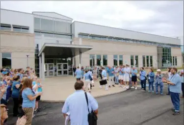  ?? JONATHAN TRESSLER — THE NEWS-HERALD ?? About 100 full-time Lakeland Community College faculty members gather outside the college’s Holden University Center in Kirtland Aug. 24 to cheer their contract-negotiatin­g panel on as they make their way into the building to continue working out the...