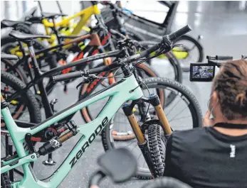  ?? FOTO: FELIX KÄSTLE/DPA ?? Fahrradneu­heiten auf der Eurobike, die vom 1. bis 4. September stattfinde­t: In der Pandemie ist das Fahrrad beliebt wie nie. Nur kommen die Hersteller bei der Auslieferu­ng der Räder nicht hinterher. Es fehlen zu viele Bauteile.