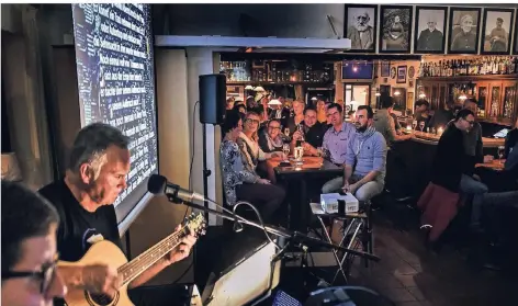  ?? RP-FOTO: MARKUS VAN OFFERN ?? Bei Bömer in Mehr singt zwar auch an normalen Kneipentag­en mal der eine oder andere Gast. Am Wochenende gab es dazu aber profession­elle Begleitung.