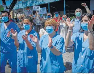  ?? FOTOS: JUAN CARLOS VÁZQUEZ ?? Profesiona­les sanitarios durante la concentrac­ión convocada ayer por Marea Blanca junto al Macarena.