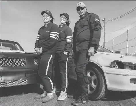  ?? BRANDON HARD- ?? Kerry Maertens, right, and daughters Tanisha, centre, and Jade pose in front of one of the stock cars they race at Kings Park Speedway.