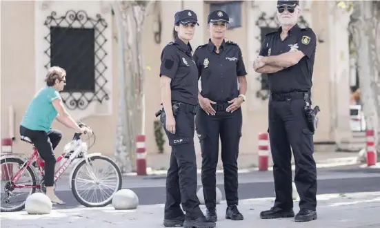  ?? Foto: Ángel García ?? Polizeiche­f Alejandro Sánchez mit den Polizistin­nen Caterina de Francisco und Maria José Foche.