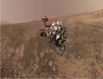  ??  ?? NASA’s Curiosity Mars Rover snaps a self-portrait at a site called Vera Rubin Ridge on Mars.