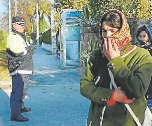  ?? // VALERIO MERINO ?? Mujeres rumanas durante un desalojo en Córdoba