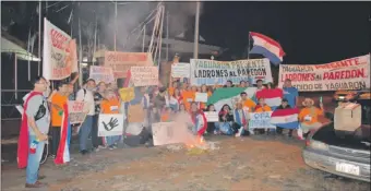  ??  ?? El grupo de manifestan­tes realizó un nuevo escrache frente a la casa del titular de la Cámara de Diputados, Miguel Cuevas (ANR), a quien exigieron su inmediata renuncia.