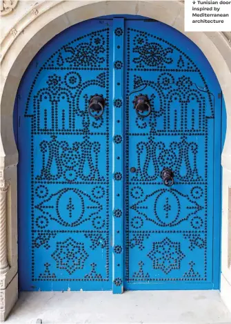  ??  ?? ↓ Tunisian door inspired by Mediterran­ean architectu­re