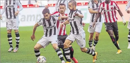  ?? FOTO: J. ECHEVERRIA ?? Athletic y Levante se enfrentaro­n en la 6ª jornada de Liga en San Mamés, un partido que acabó con triunfo de los leones (2-0)