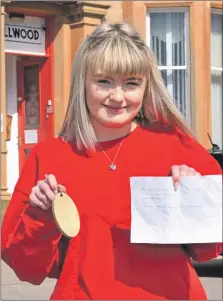  ?? 50_c20dellwoo­d01 ?? Right: Jenny Souden, a Dellwood Hotel assistant, also known as a ‘Dellwood dolly’, holding the lost room key and the note from kind-hearted postman Steve.