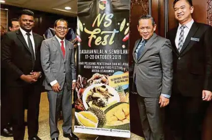  ?? (Foto Iqmal Haqim Rosman/bh) ?? Aminuddin bersama Setiausaha Kerajaan negeri, Dr Razali Ab Malik (dua dari kiri) selepas Pelancaran NS Fest 2019, di Wisma Negeri, Seremban, semalam.