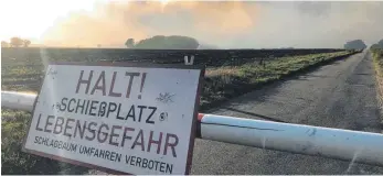  ?? FOTO: DPA ?? Seit zwei Wochen brennt es auf einem Testgeländ­e der Bundeswehr in Niedersach­sen. Durch den Rauch sind nun auch benachbart­e Gemeinden bedroht.