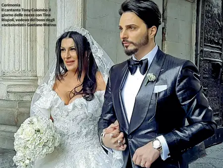  ??  ?? Cerimonia
Il cantante Tony Colombo il giorno delle nozze con Tina Rispoli, vedova del boss degli «scissionis­ti» Gaetano Marino