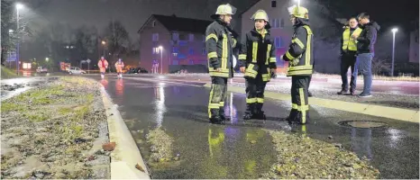  ?? FOTOS: TANJA BOSCH ?? Beim Kreisverke­hr an der Mittelbibe­racher Steige hat es einen Wasserrohr­bruch gegeben.