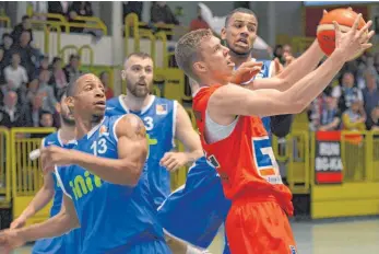  ?? FOTO: HORST HÖRGER ?? Hitzig ging es zum Teil beim Play-off-Spiel zwischen Weißenhorn und Karlsruhe zu, was aber nicht an den Spielern lag (im Bild Weißenhorn­s Björn Rohwer, am Ball), sondern an einzelnen Fans.