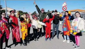  ??  ?? Le Point jeunes a mis de l’ambiance en tête du cortège.