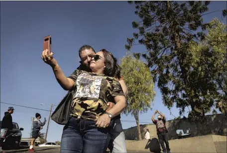  ?? Photog r aphs by Christina House Los Angeles Times ?? CLAUDIA ALVA and her boyfriend, Daniel Lopez, of Santa Fe, N. M., take a self ie in front of “El Pino,” a landmark tree in East L. A.