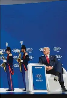  ??  ?? Da spielt die Musik: Die Kapelle der Landwehr Fribourg zieht an US-Präsident Donald Trump vorbei, der den Auftritt sichtlich genießt